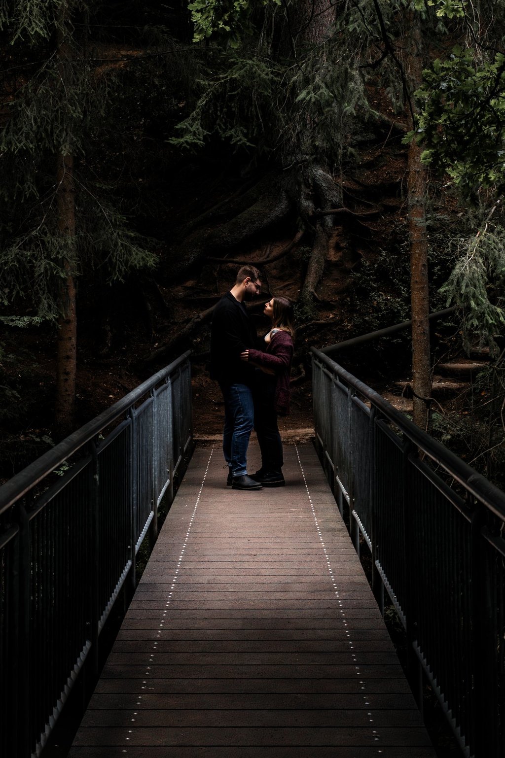 Hochzeitsfotograf Nürnberg: Stilvolles Paar auf Brücke, Spiel mit Licht und Schatten.