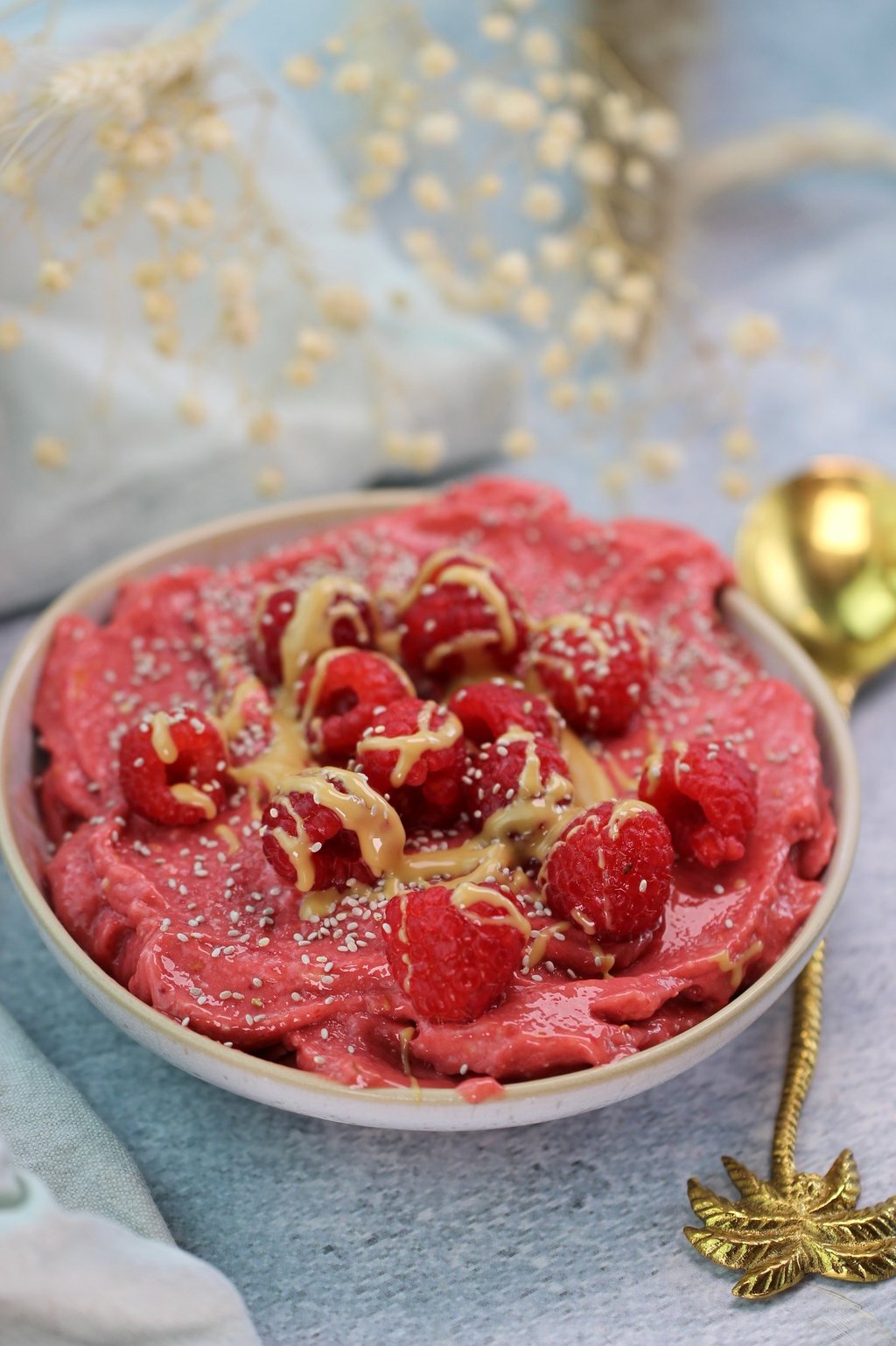 Himbeer-Mango Nicecream mit Cashewkernen, Ahornsirup - perfekt für heiße Somertage