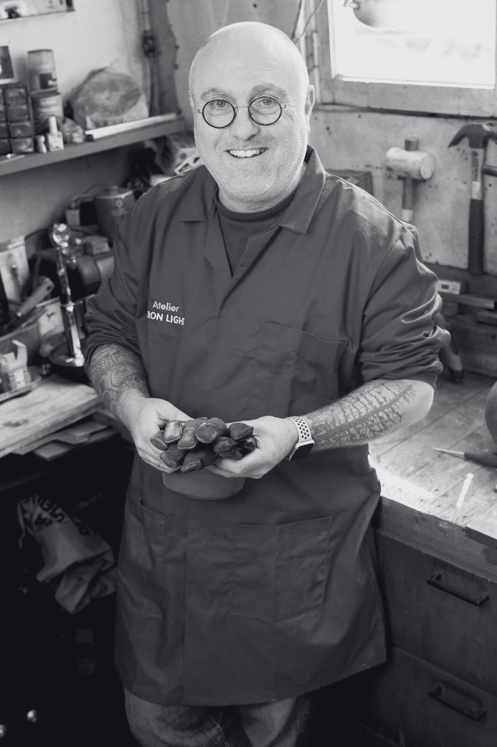 Yann Franconie, artisan fabricant de luminaires dans son atelier