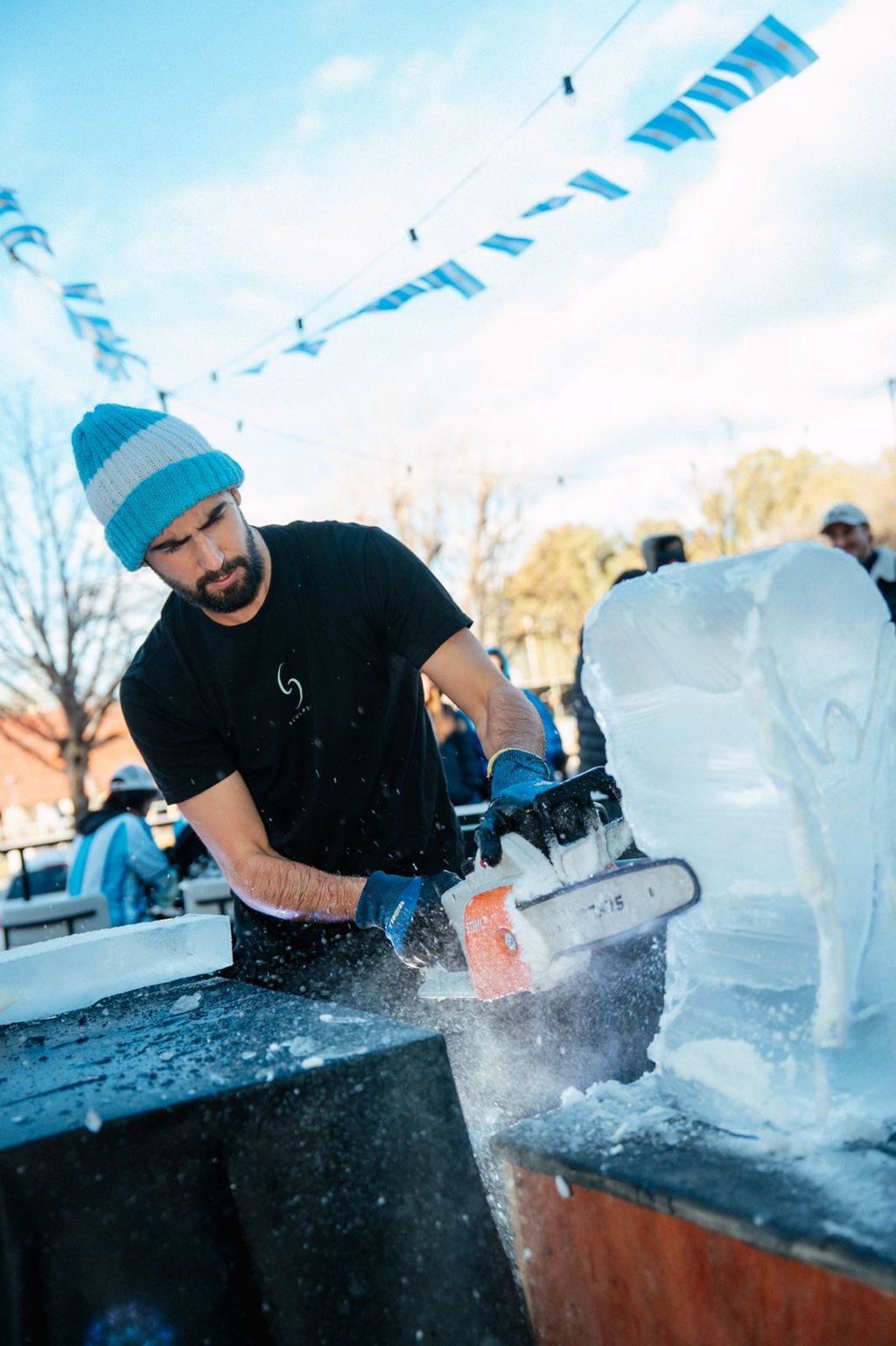 tallando la copa del mundo de hielo