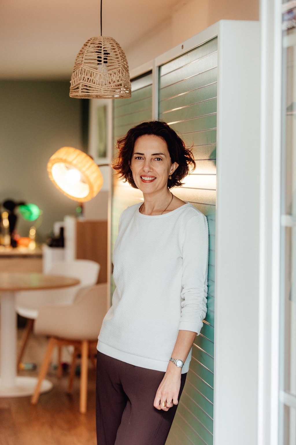 Maître Virginie Lombardot devant son cabinet