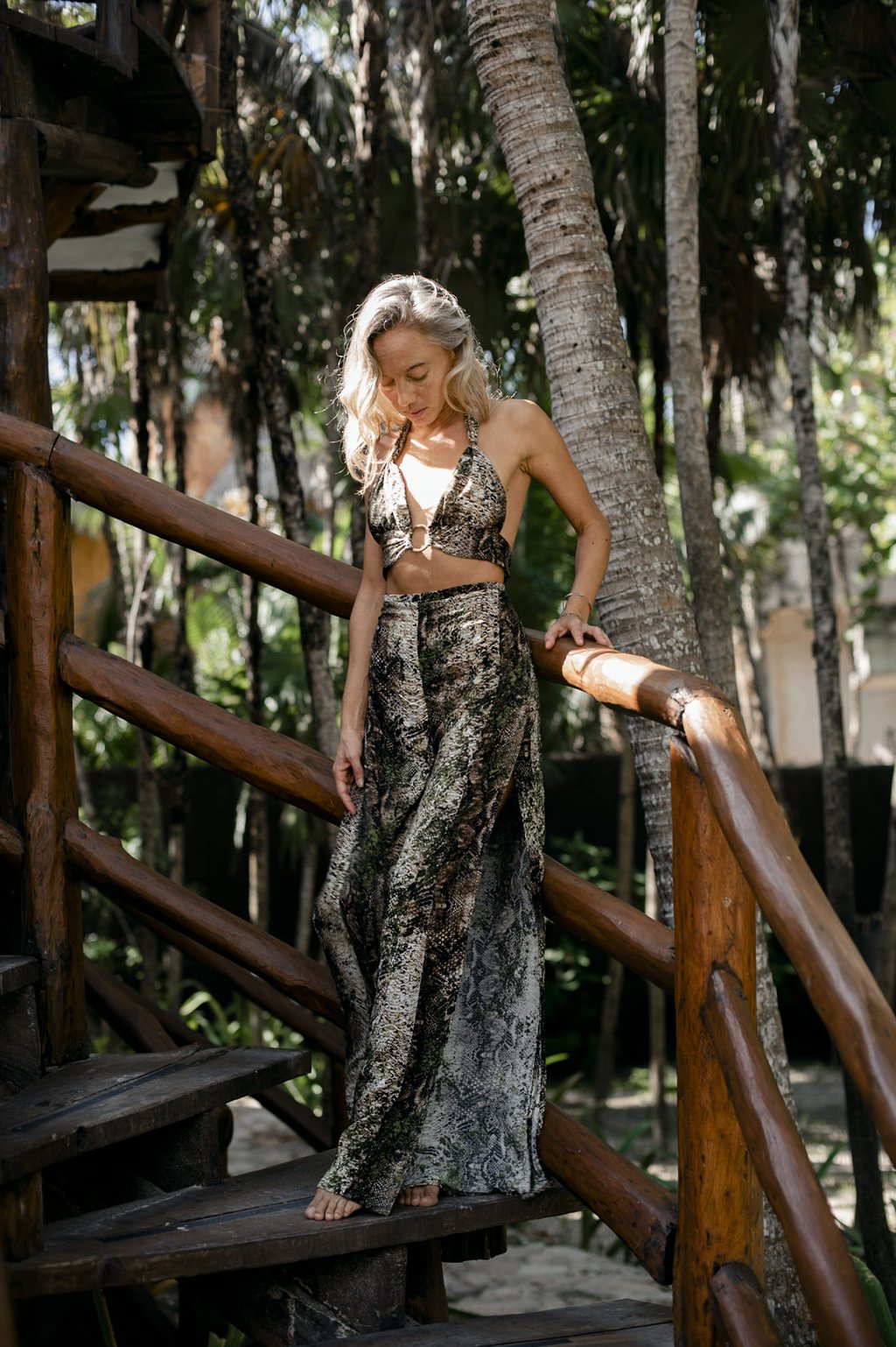 mujer usando un vestido boho chic Tulum. con fondo en la selva
