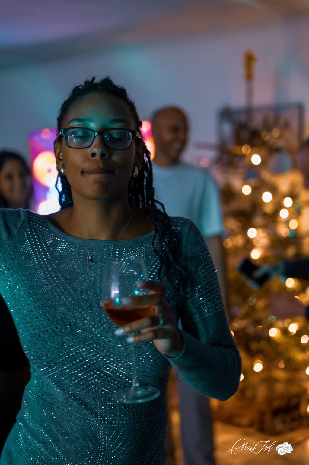 Photo d'une femme qui tient un verre de vin pour son anniversaire à Perpignan.