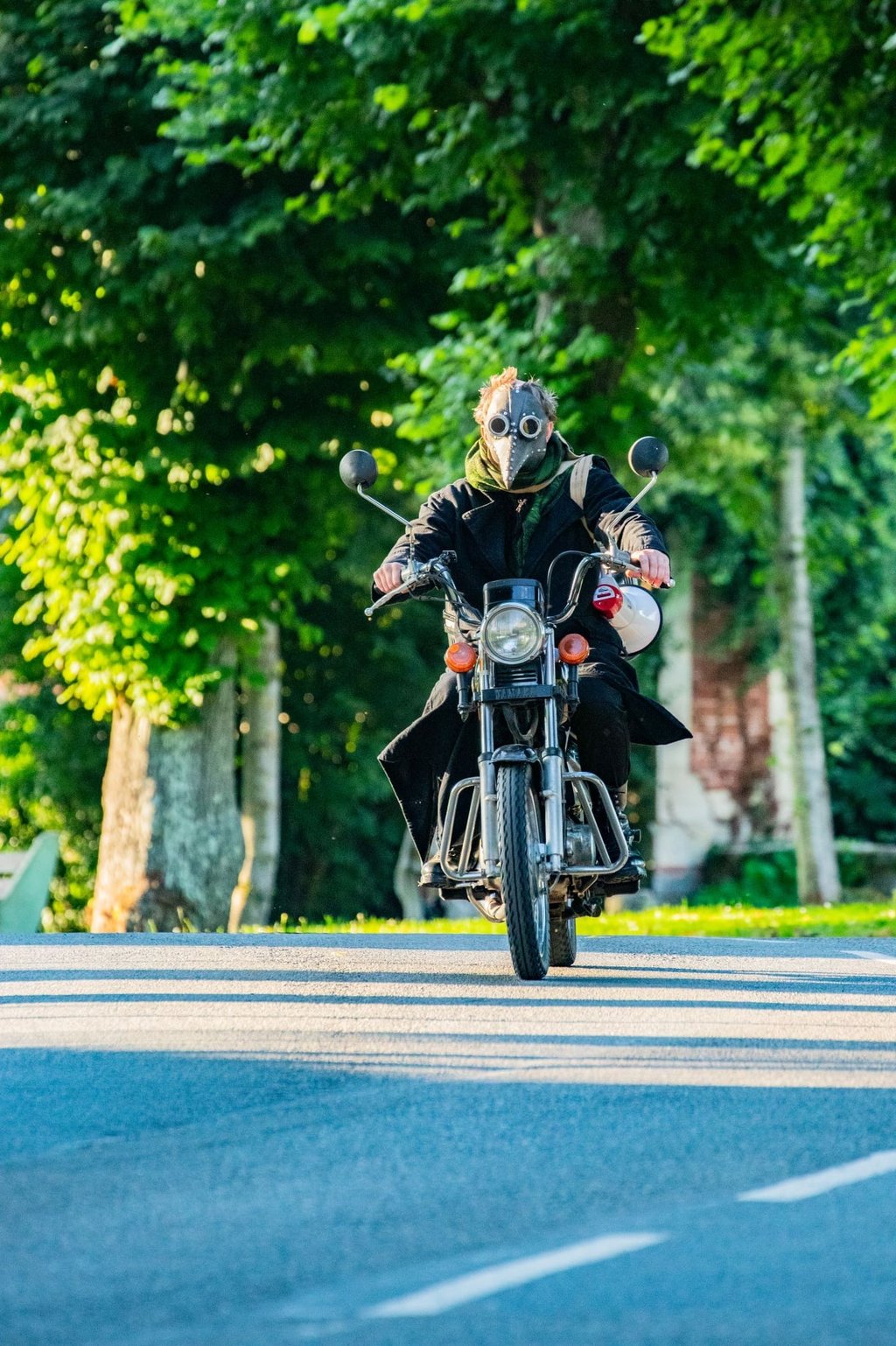 Personnage en moto sur une route dans les Fantômes du vendredi à Heilly