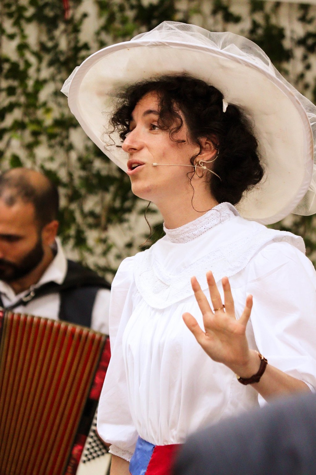 chanteuse en costume belle époque en concert en plein air avec un accordéoniste