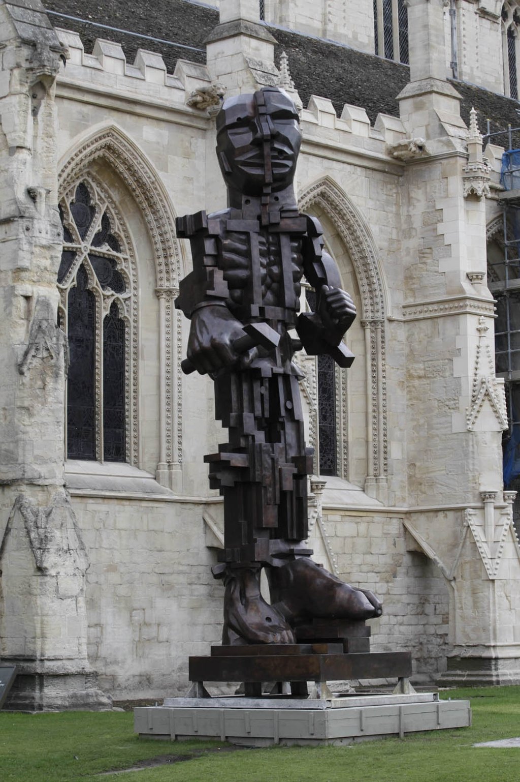 Eduardo Luigi Paolozzi foi um artista escocês, conhecido por suas esculturas e artes gráficas.