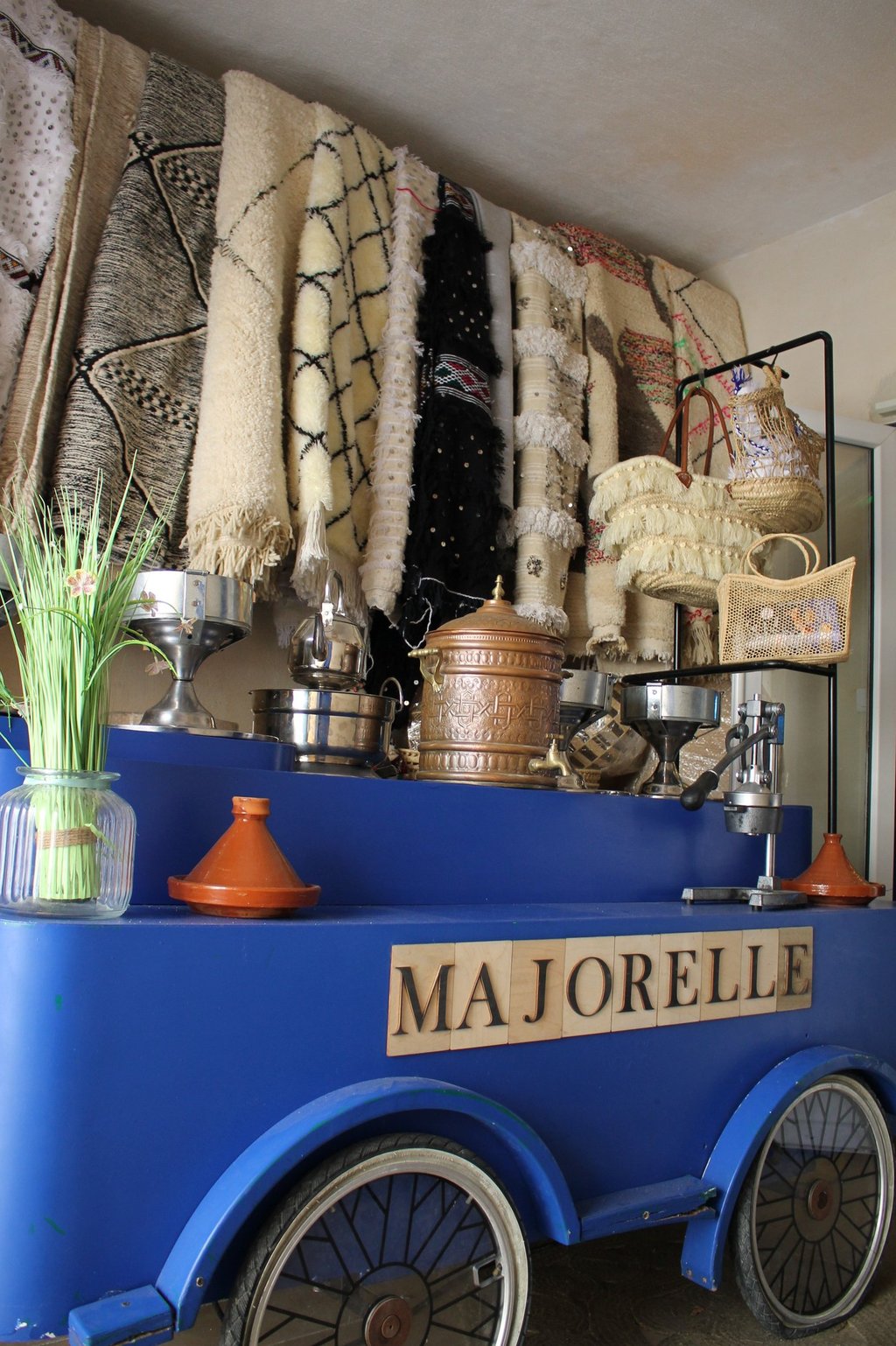 Chariot marocain décoratif avec objets artisanaux faits main, exposé dans le restaurant Majorelle 