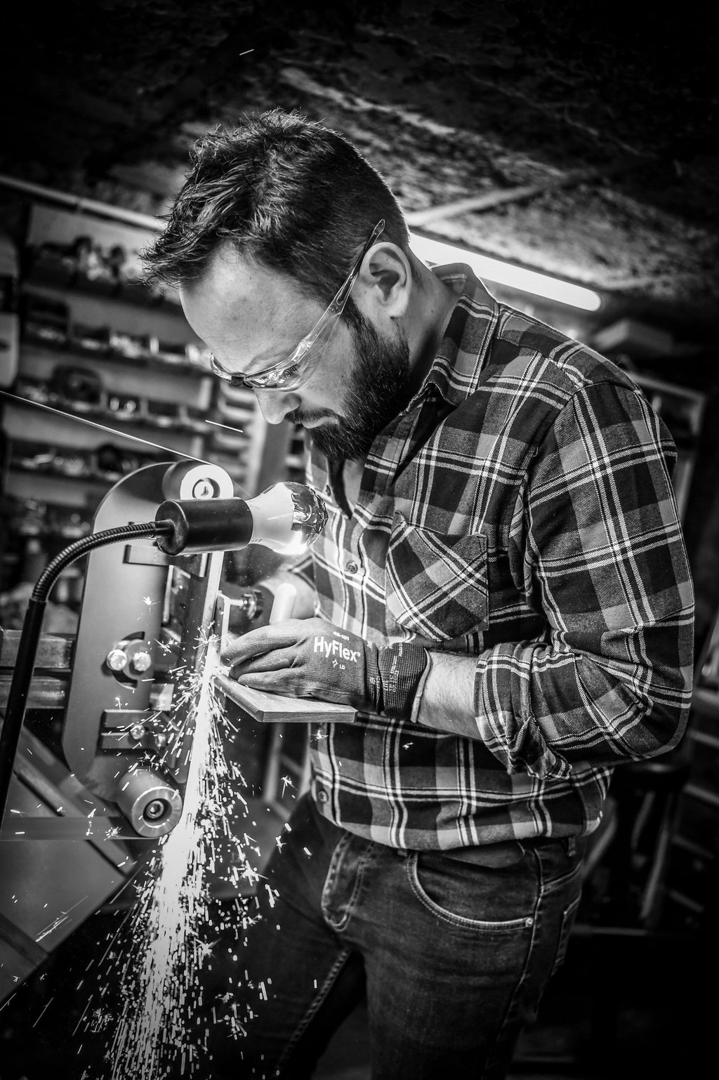 Aywi coutellerie travaillant sur le backstand