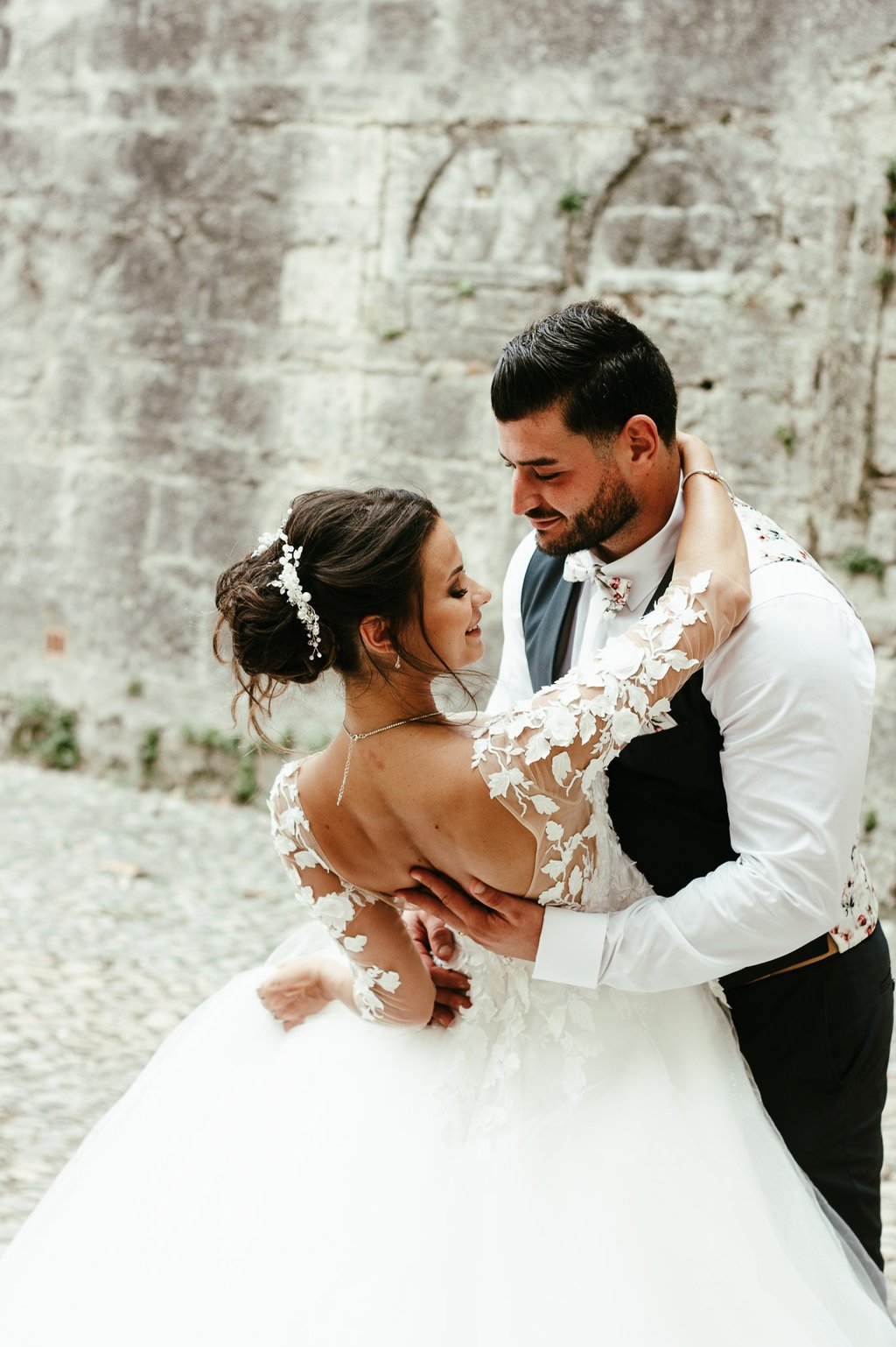 le marié qui fait danser la mariée dans sa robe blanche en dentelle