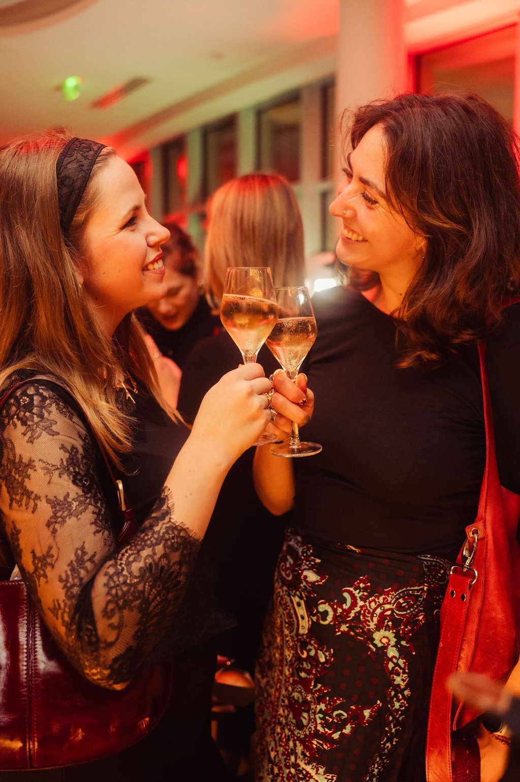 Personnes qui trinquent durant une soirée d'entreprise