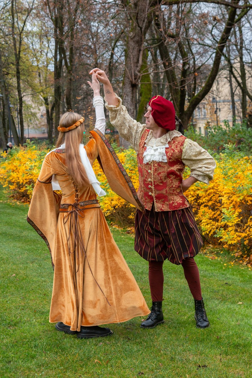 Moteriška viduramžių suknelė, moteriška viduramžių apranga, vyriškas Renesanso kostiumas