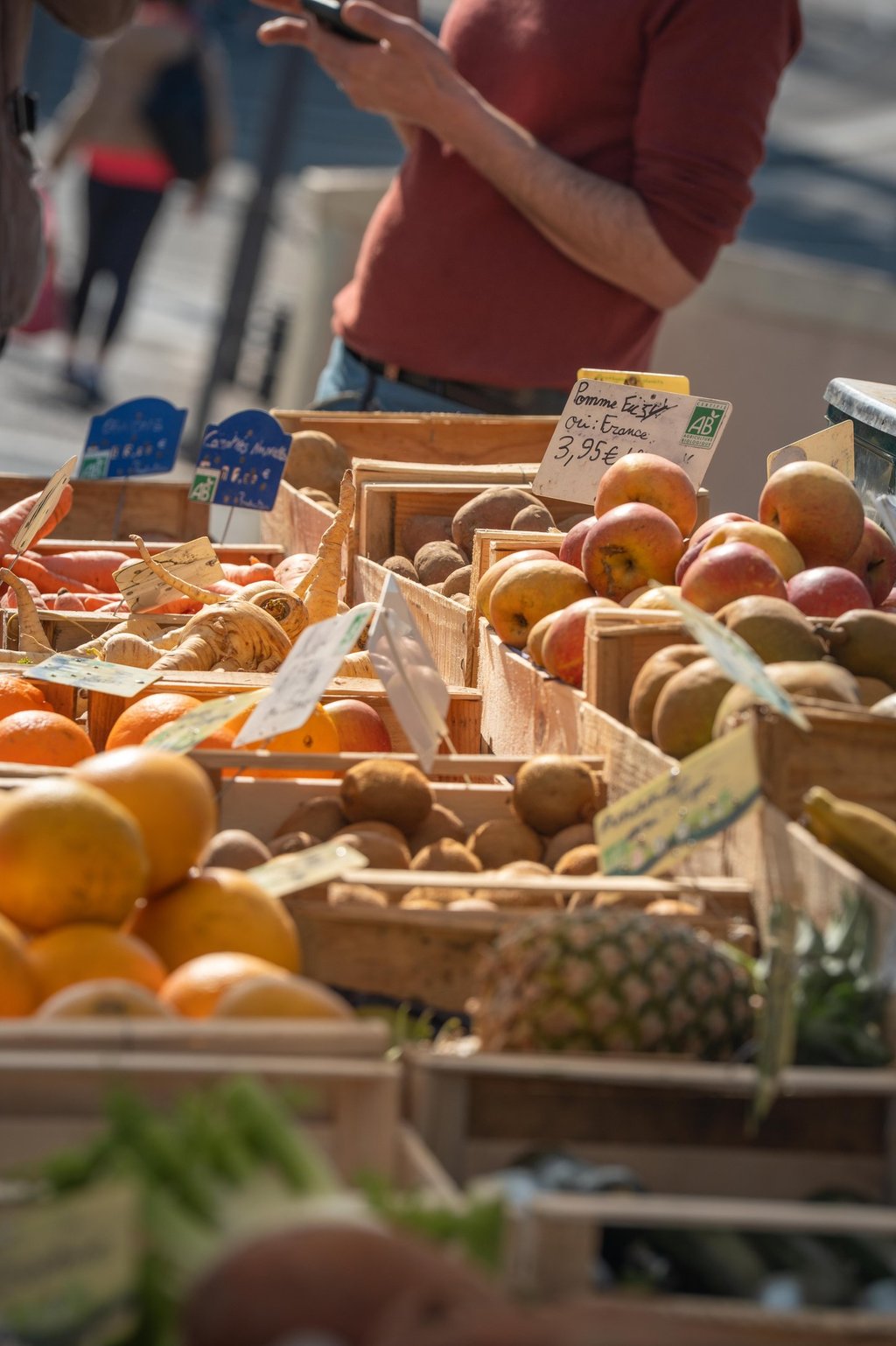 Vente de fruits et légumes au marché de la place Curial à Bron