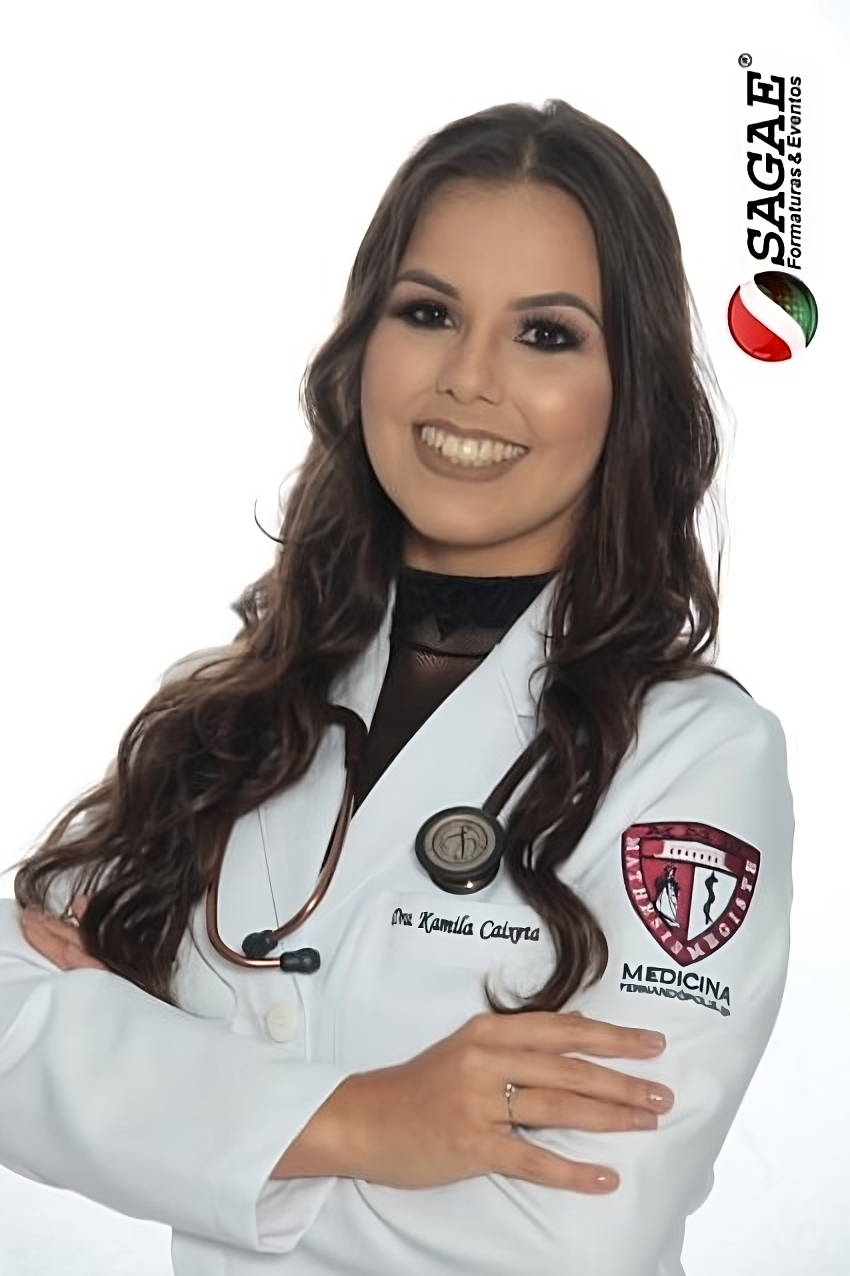 Dra. Kamila Caixeta, uma mulher utilizando um jaleco branco e um stethoscoped.