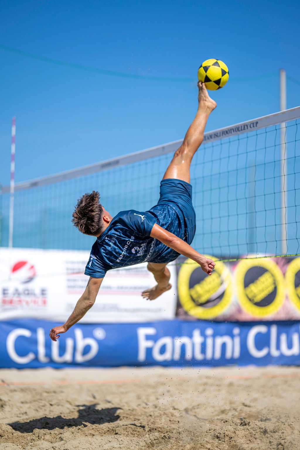Drini fa uno shark attack durante la Team Isli Footvolley Cup 2024