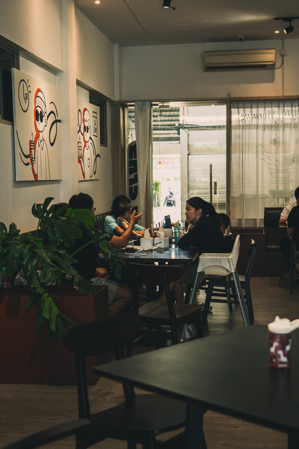 Crowds having lunch at Abun Club Batam