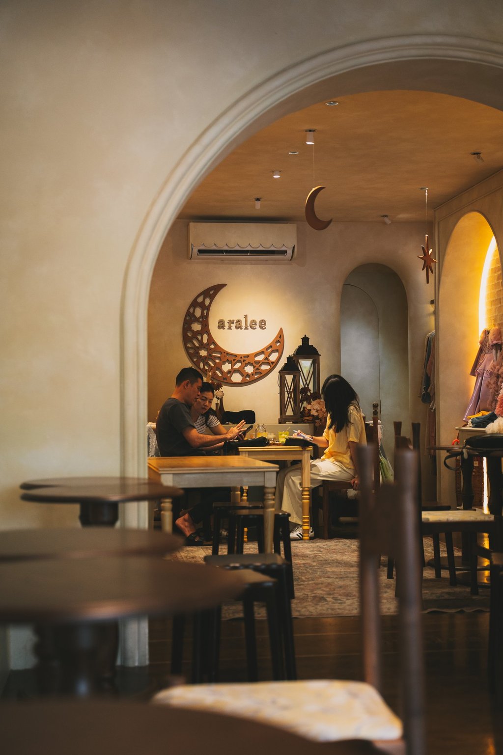 crowds chilling at Tearoom by Aralee Batam