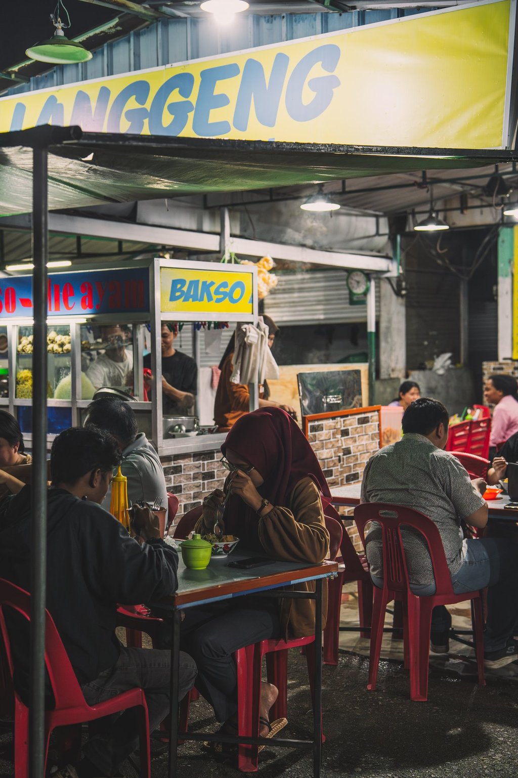 Crowds having dinner at Langgeng Mie Ayam Bakso Batam