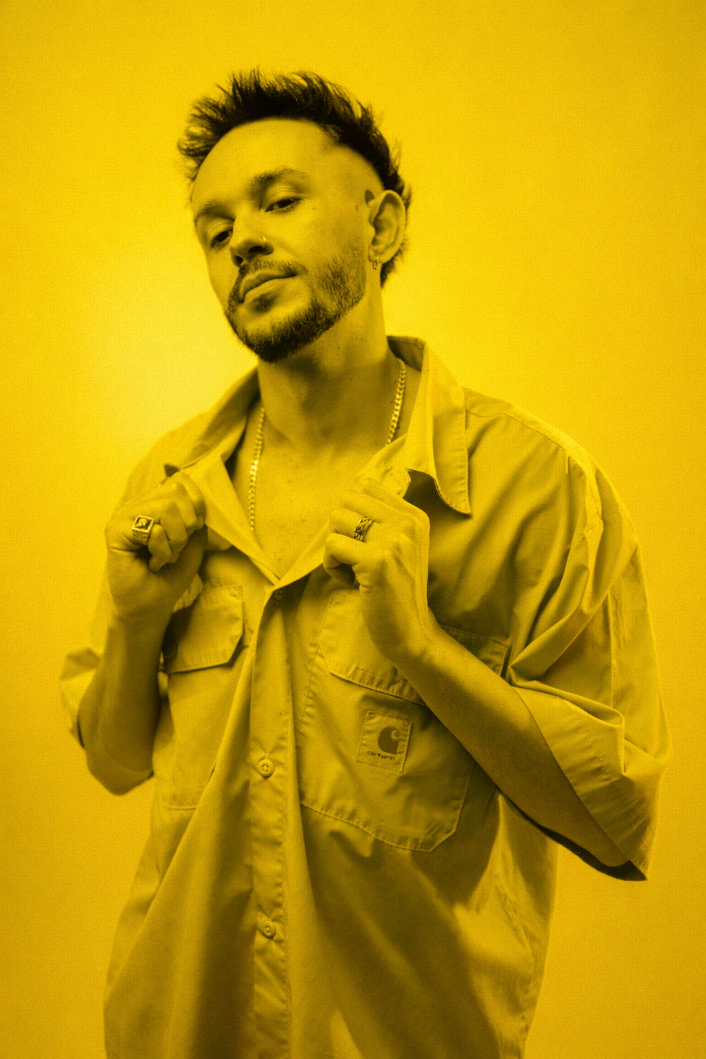 dj welk, homem com a mao na blusa