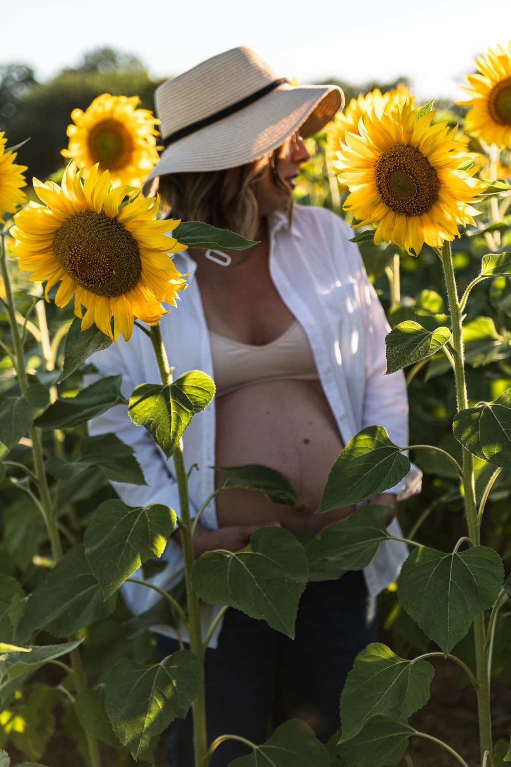 séance photo grossesse dans un champs de tournesol dans le lauraguais, proche Toulouse