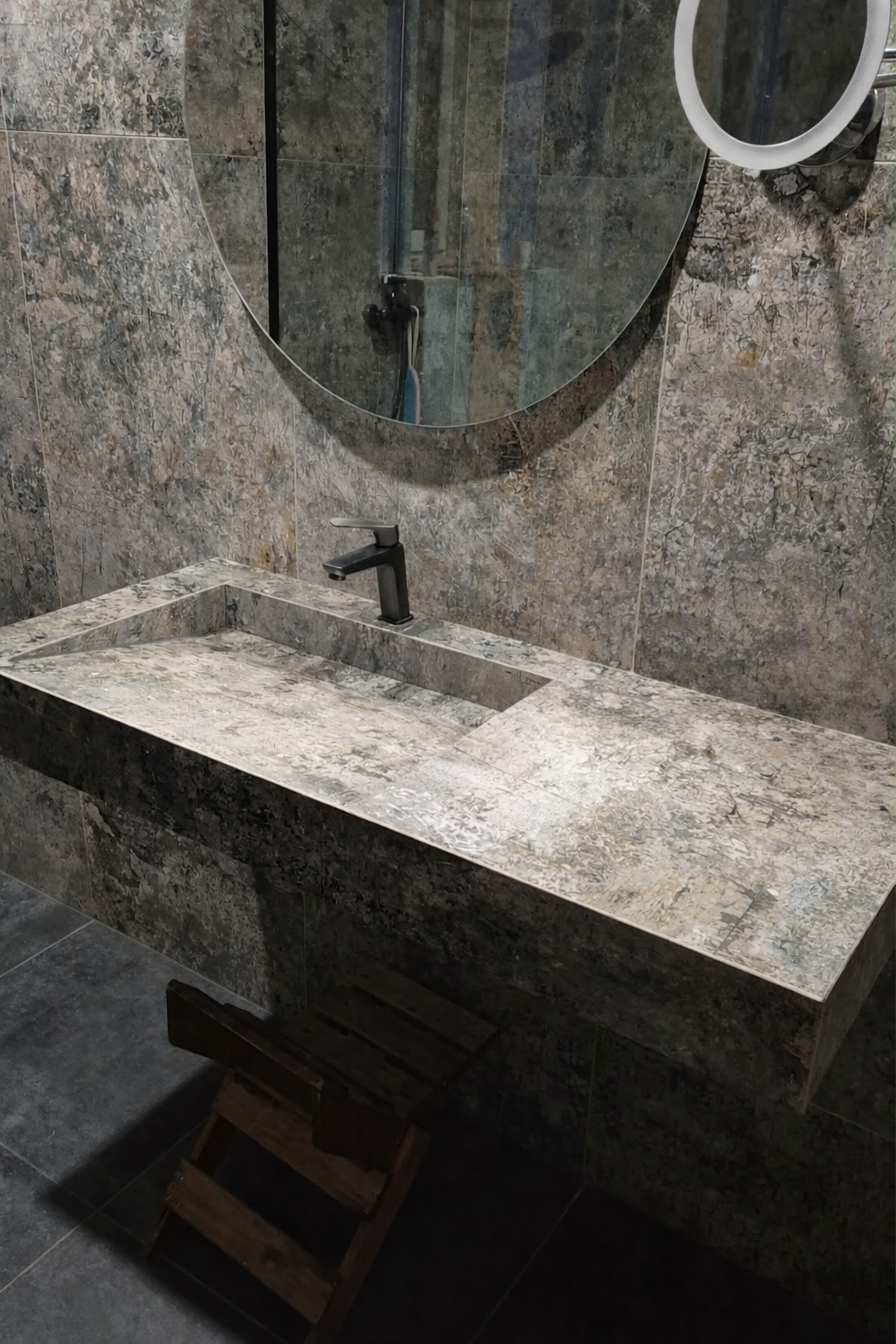 Kriauklė iš plytelių sumontuota vonioje