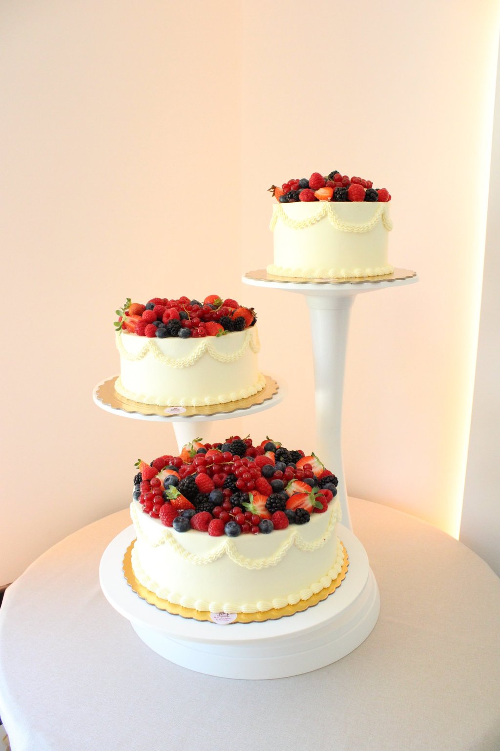 Tartas artesanales con frutas frescas para eventos y mesas dulces en Madrid
