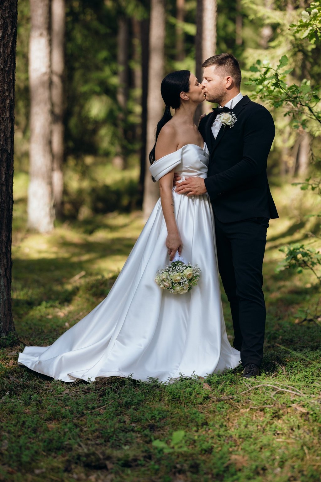 Nuotaka bučiuoja jaunikį