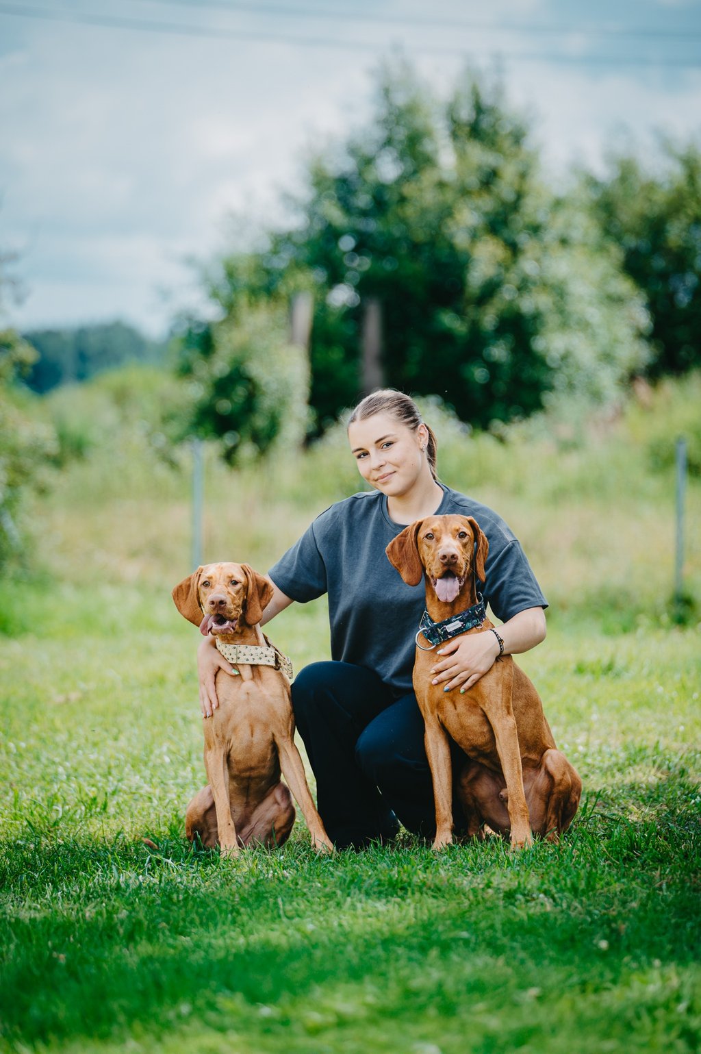 dresūros trenerio asistentė su vižlais