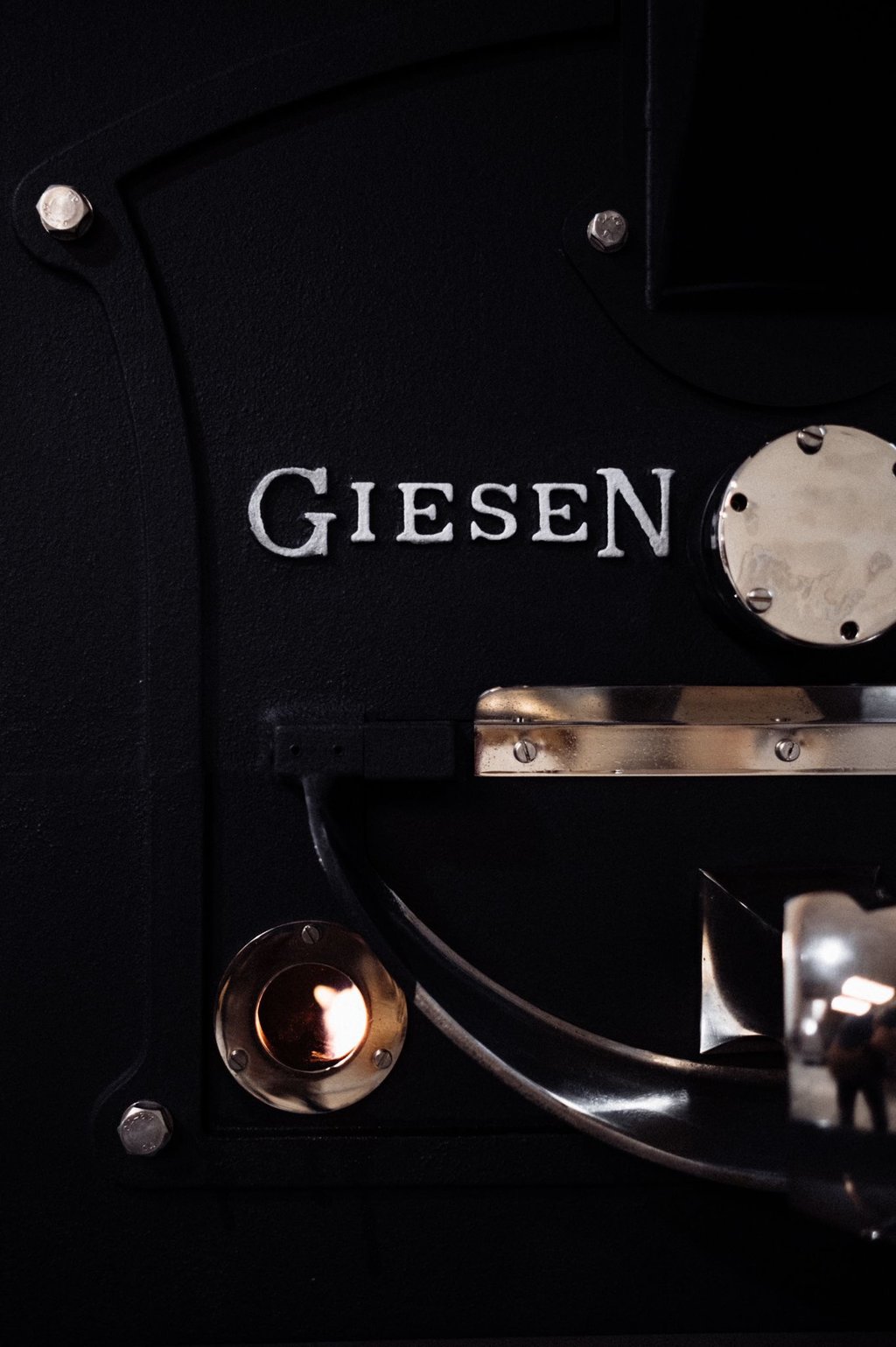 Foto de detalle de la tostadora de café Giesen de SDCC Roasters en Alcalá de Henares. Madrid