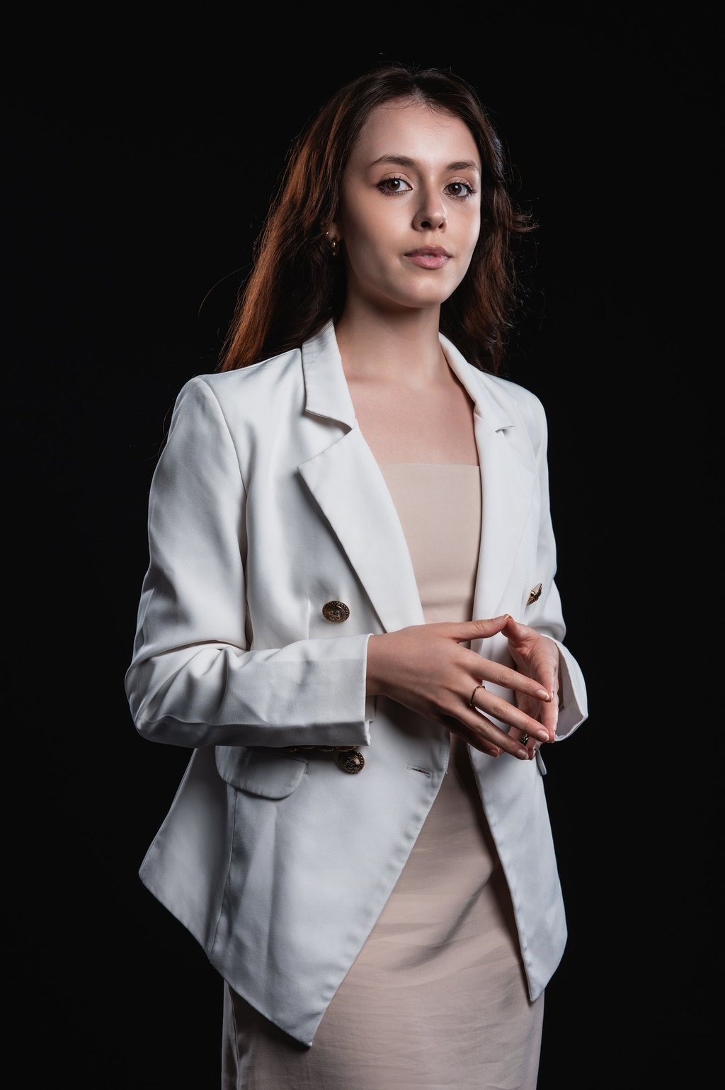 Retrato profissional de assistente administrativa com fundo neutro.