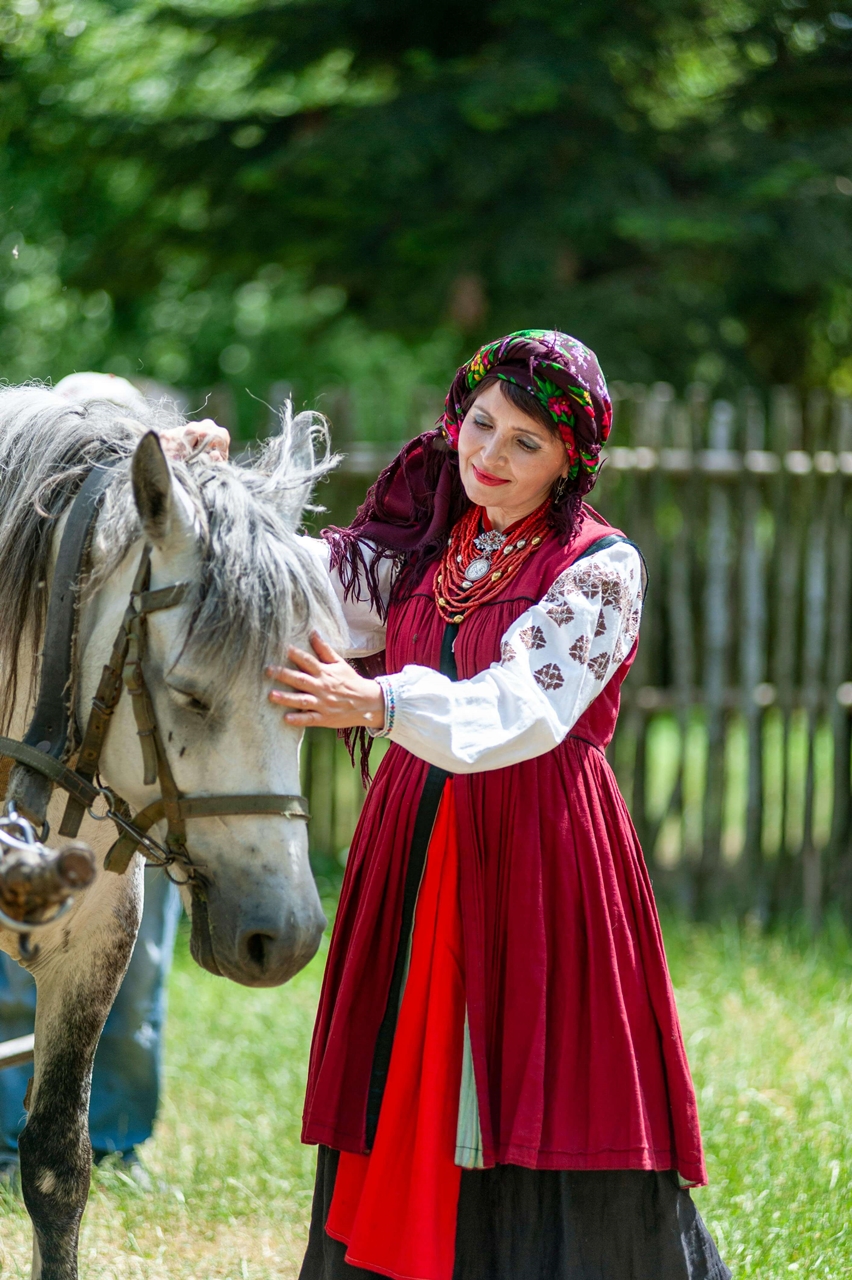 Slavenka u ukrajinskoj narodnoj nošnji koja draga konja..