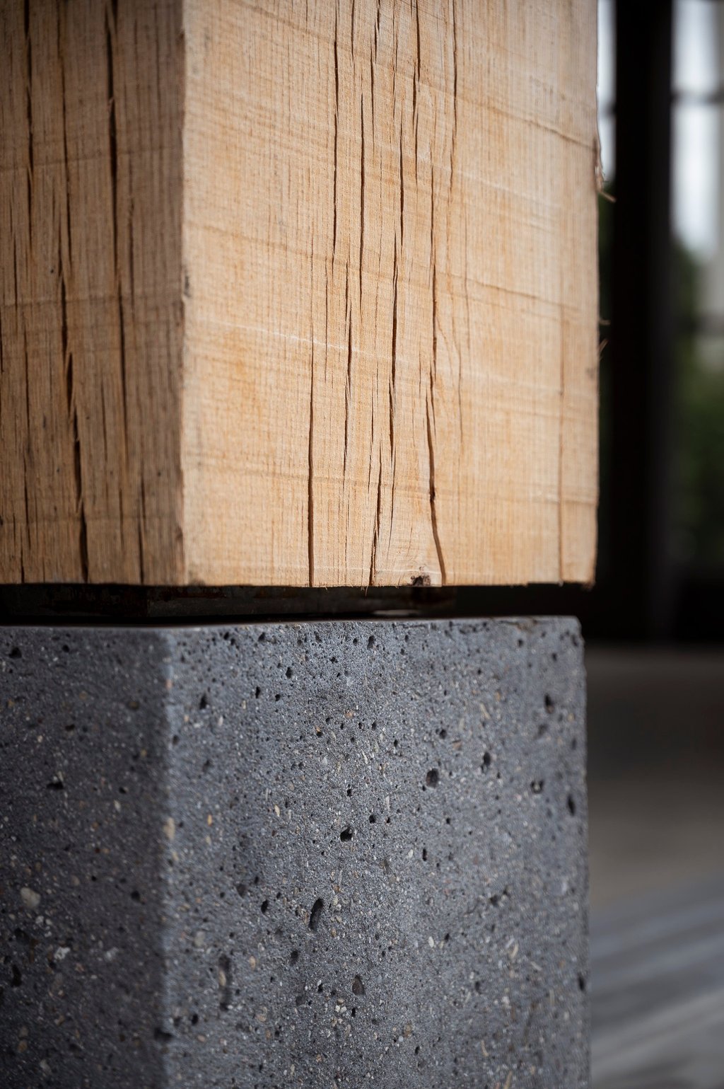 détail de la jonction entre poteau bois et poteau béton de la halle de bischwiller