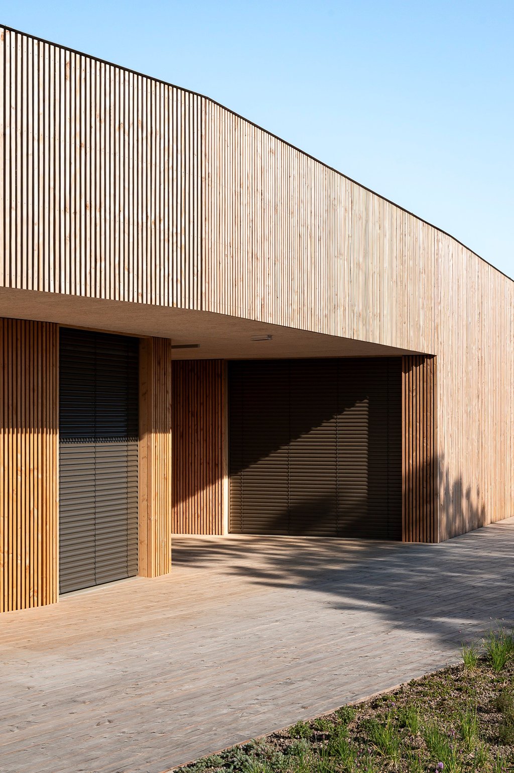 vue de détail sur l'entrée et le bardage bois vertical