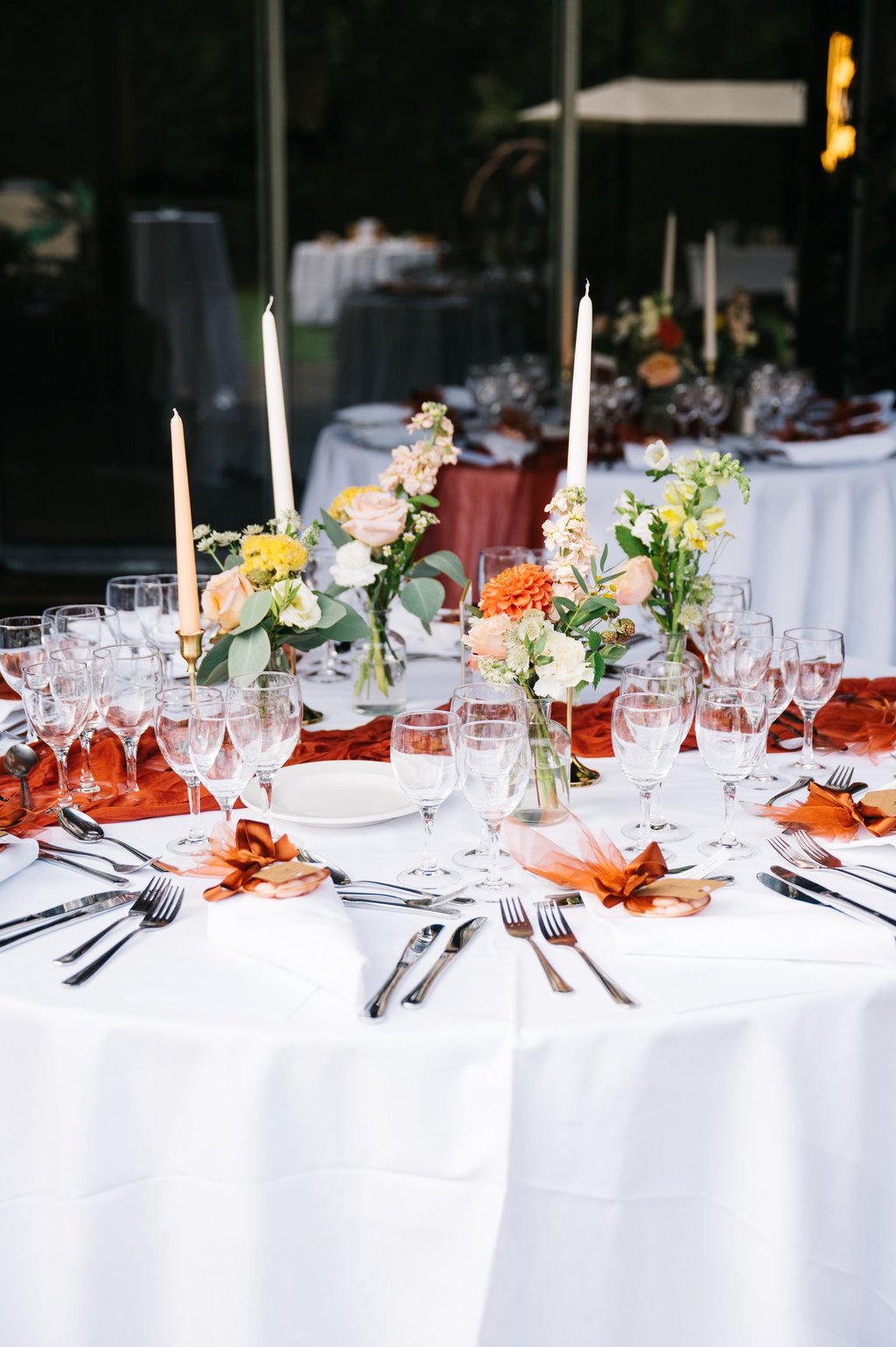 table fleurie mariage terra cotta