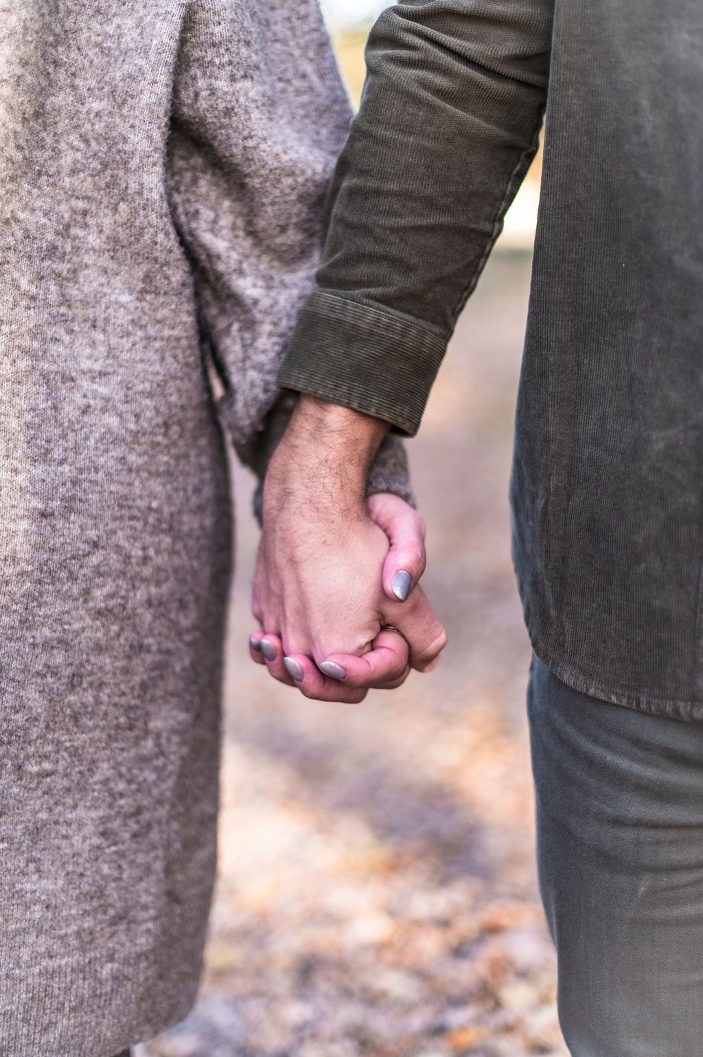 photo d'un couple qui se tient la main à Balma