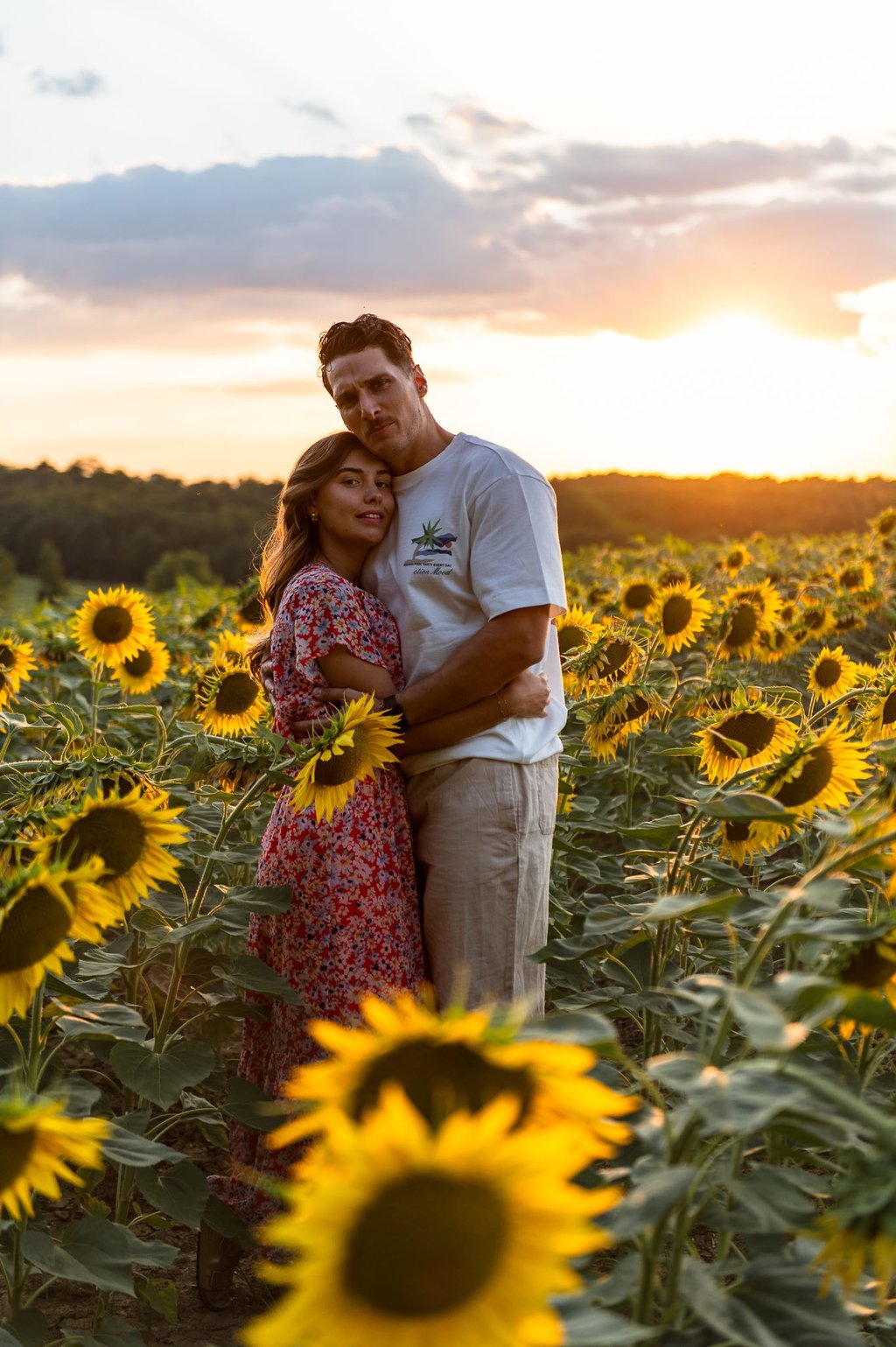 Séance photo couple dans un champs de tournesol au coucher du soleil (golden hour) à Toulouse