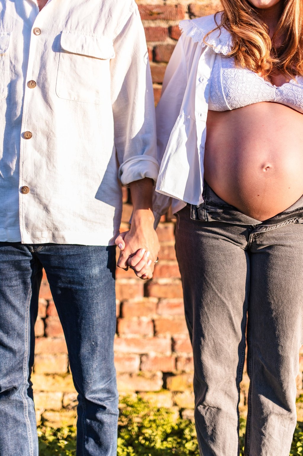 séance photo grossesse en couple, femme enceinte, photo en extérieur à Vallesvilles