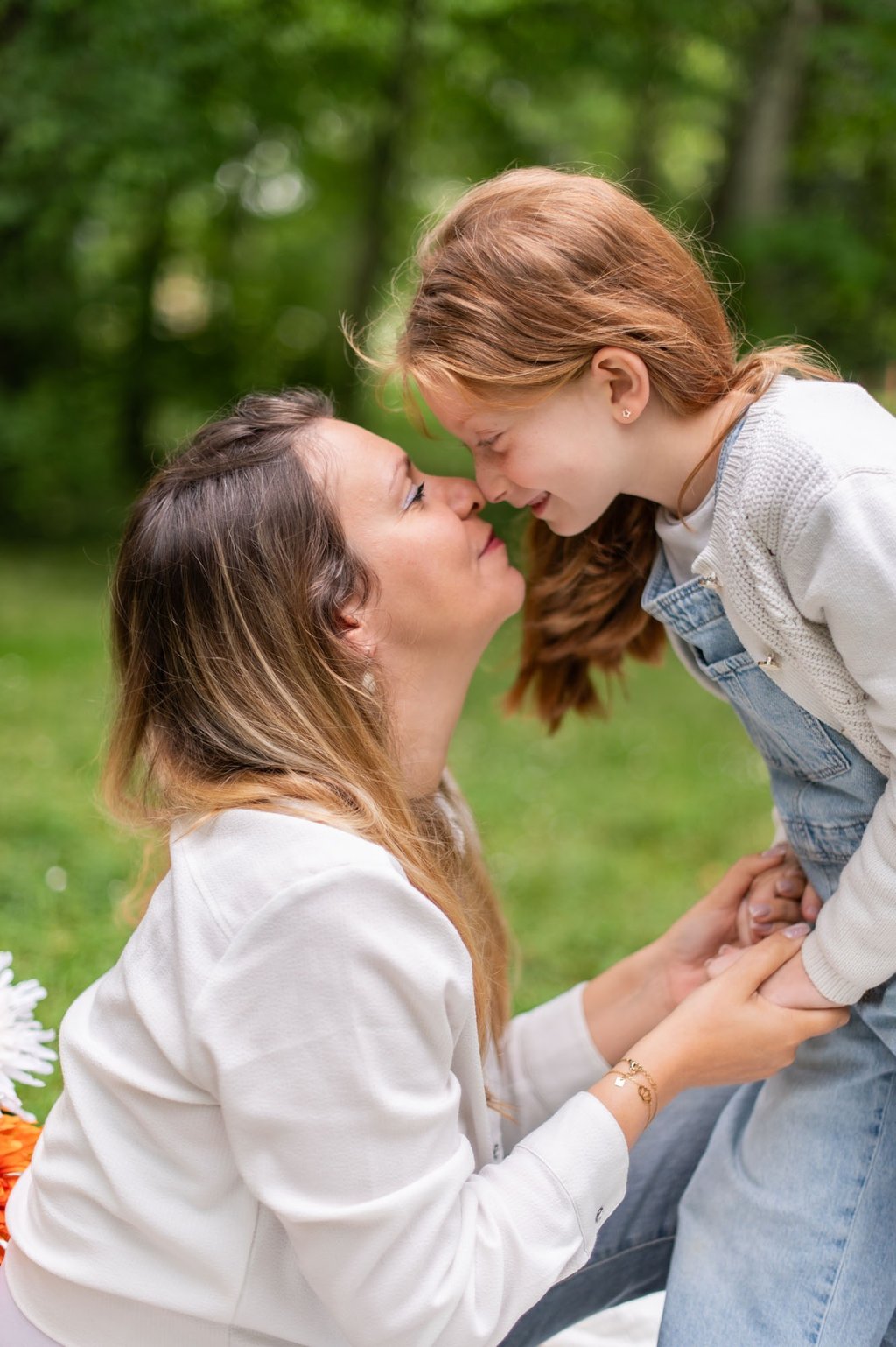 séance photo fête des mères, maman et sa fille en photo avec décor champêtre à toulouse