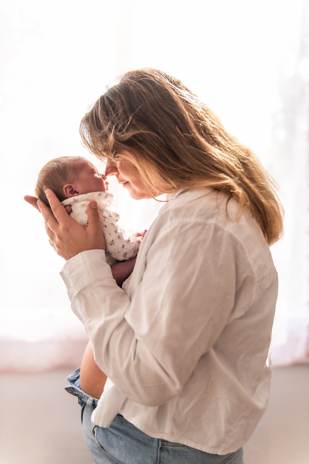 séance photo naissance, maman et bébé qui se caline, à Gragnague