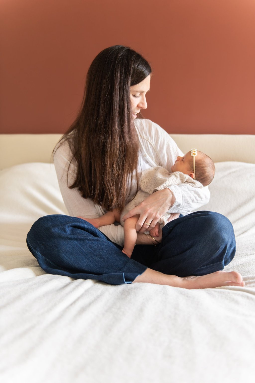Séance photo naissance, maman et bébé qui se caline à Flourens