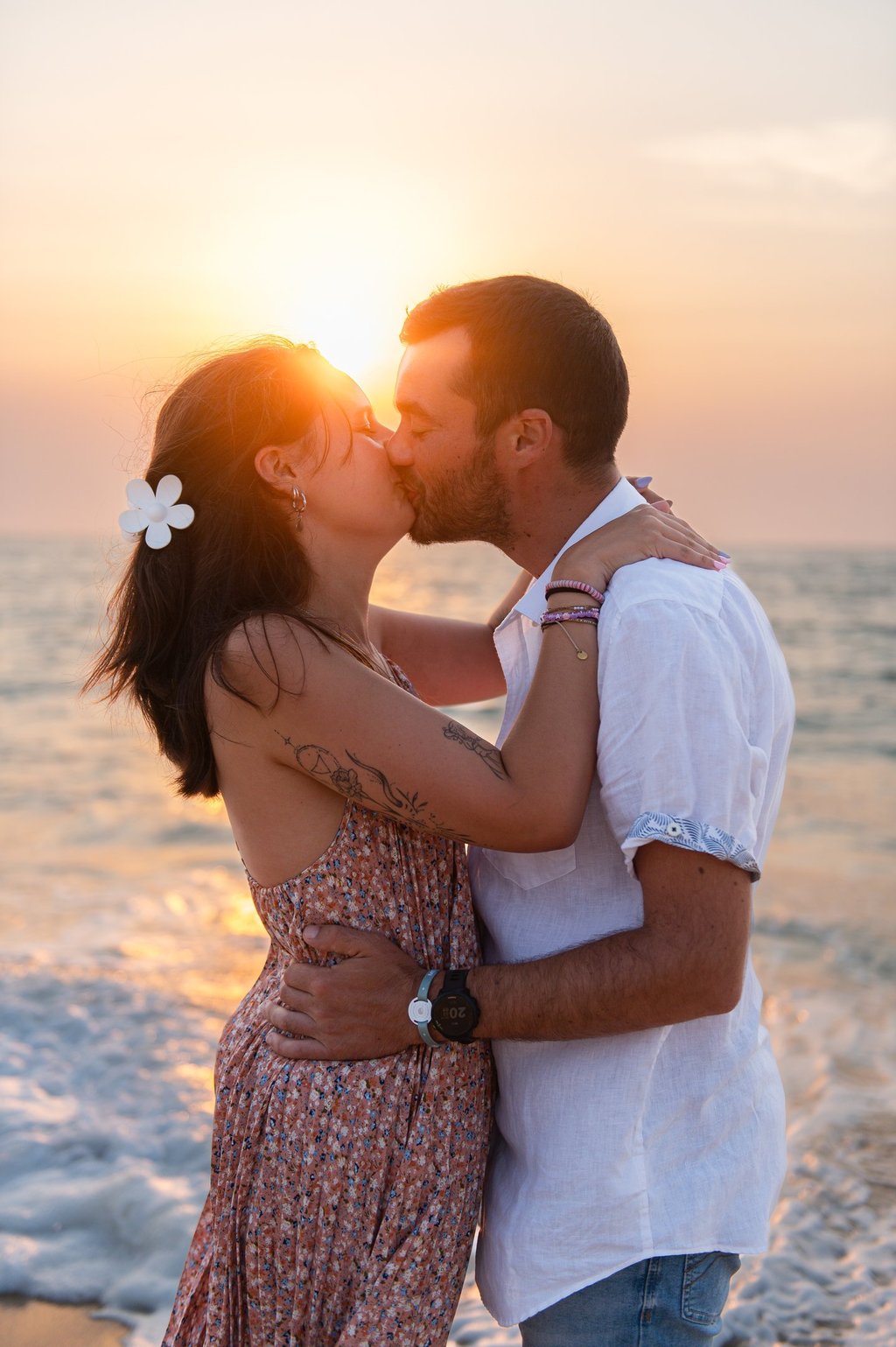 photo d'un couple qui s'embrasse au coucher du soleil dans les Landes