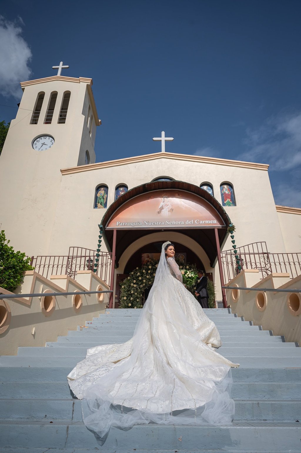 Mujer en vestido de novia en la entrada de la Parroquia en Jarabacoa. Foto: Misael Bencosme