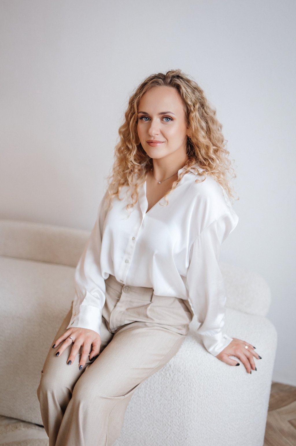 akmens siena minimalistiniame interjere