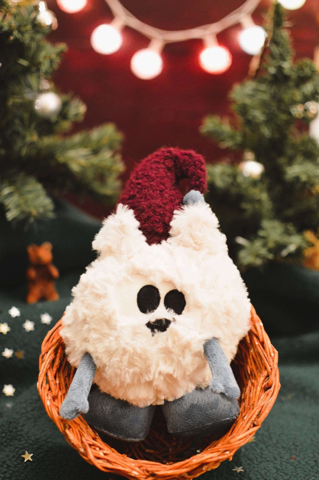 Groumpf en peluche artisanale en tissu, cousu main, représentant une création saisonnière et une col