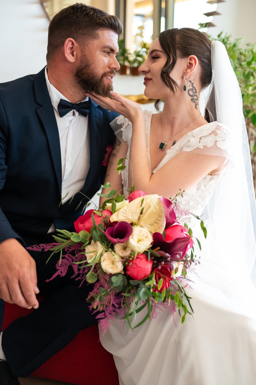 Mariés qui se regardent pour une photo mariage, en tenue de mariage