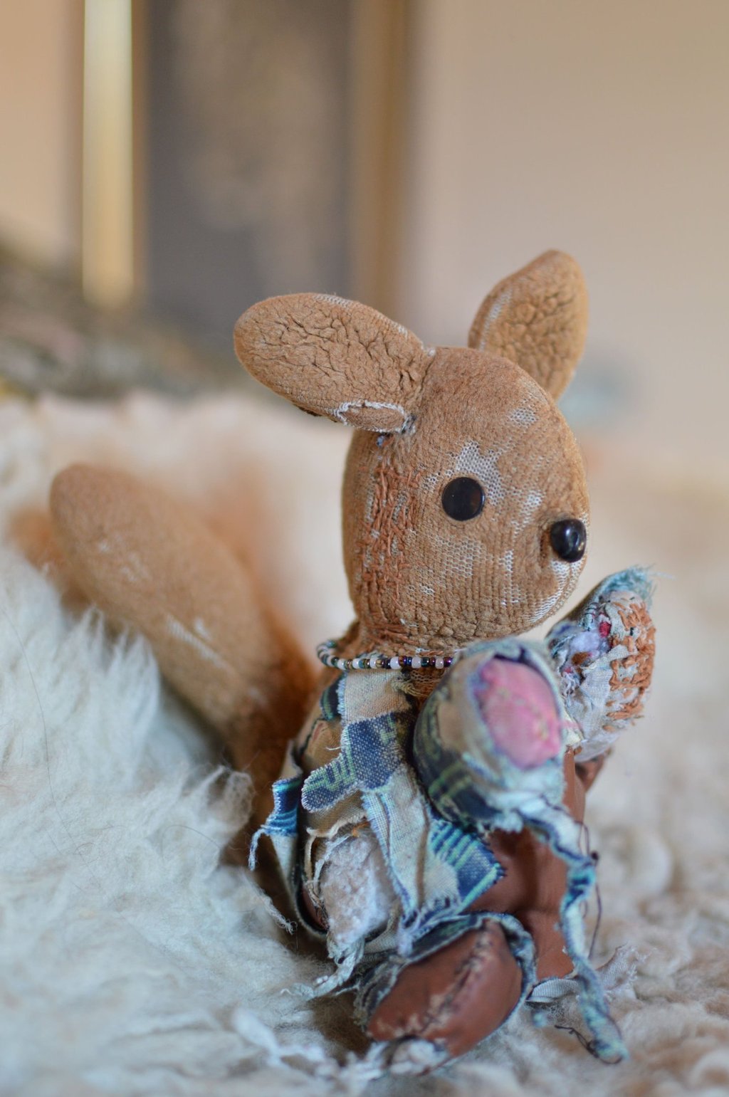 doudou ancien usé de profil, tissu abîmé et traces du temps visibles