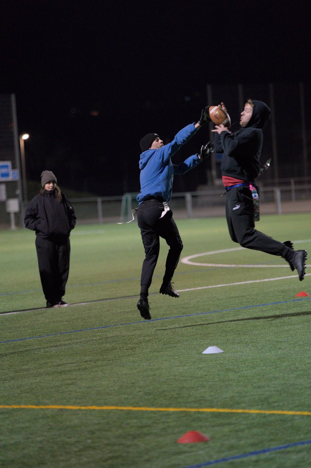 Limmat Lightning Training, Flag Football in Zürich: Receiver und Defender im Kampf um den Ball