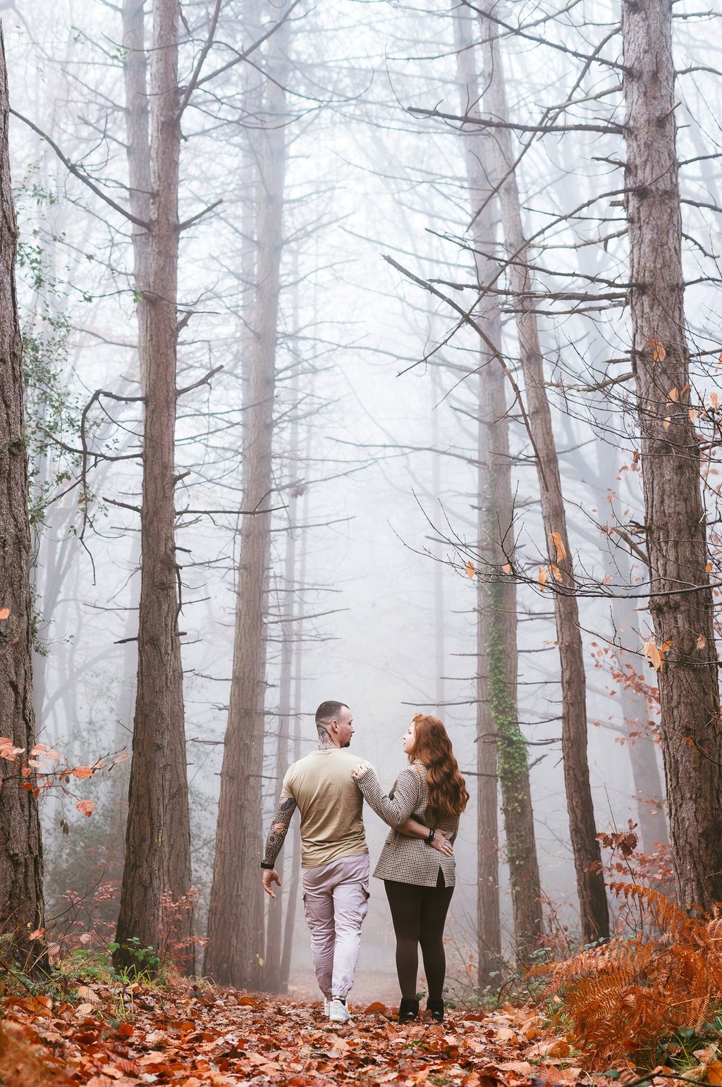 couple de dos qui marche en forêt lumière froide brume