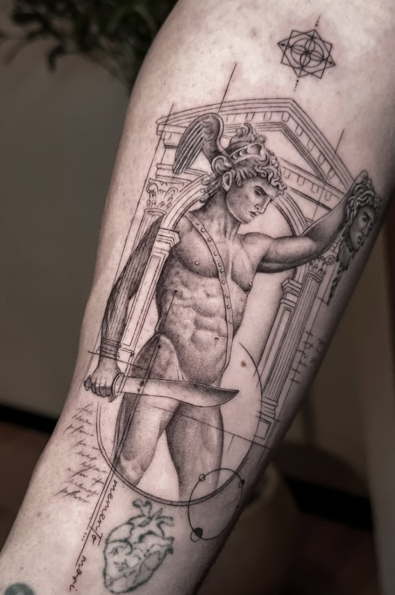 Tatuaje microrealismo Perseo con Medusa y templo griego en antebrazo madrid