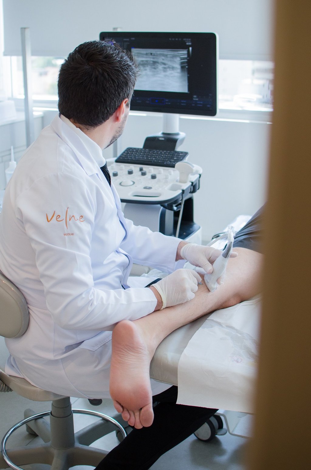 Lucas Vinicius Brun, cirurgião vascular realizando exame de ecografia e punção guiada por Ecografia