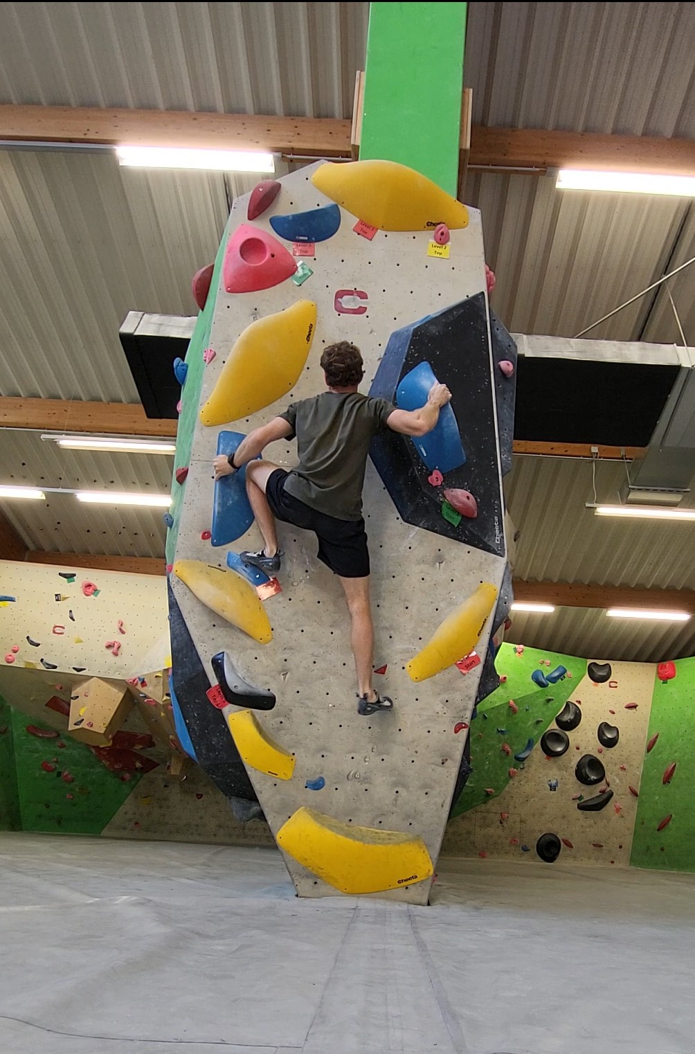 Bouldering Course Vienna: Participant climbing a challenging boulder